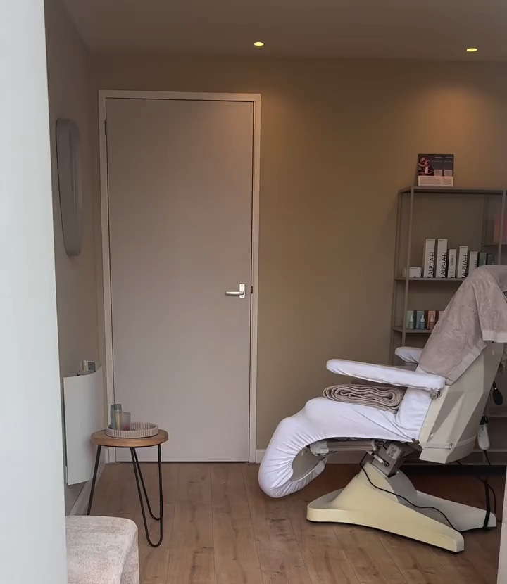 De behandelruimte met de witte behandelstoel en het productrek